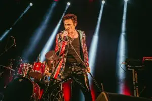 Cantor e ator Silvero presta tributo a Belchior