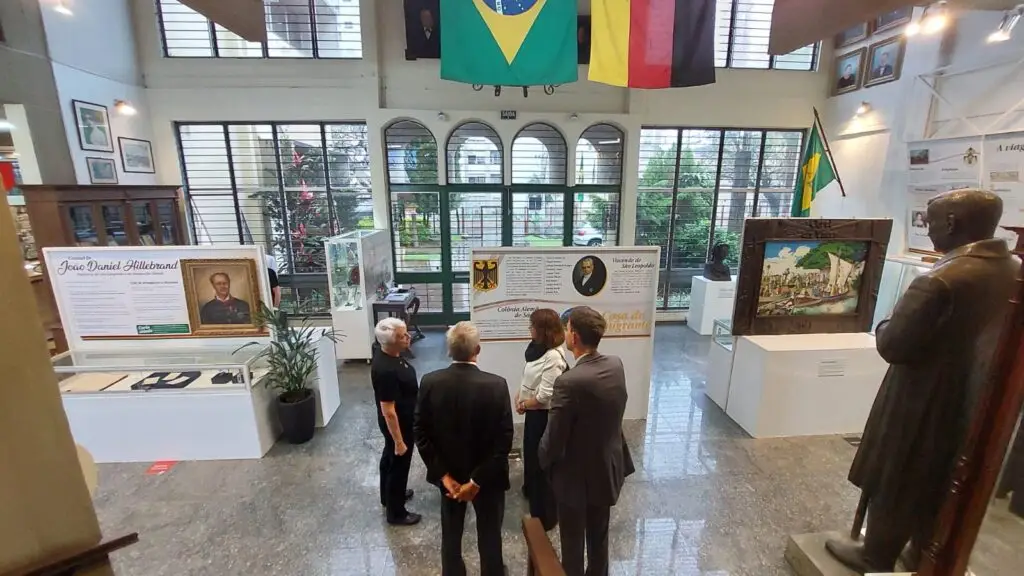 Embaixadora Bettina Cadenbach visitou o Museu Histórico Visconde de São Leopoldo, com cônsul-Geral Marc Bogdahn, e de Hans-Ulrich von Schroeter, conselheiro para Assuntos Políticos na Embaixada da Alemanha em Brasília. A recepção ficou a cargo da diretoria do Museu, formada por voluntários