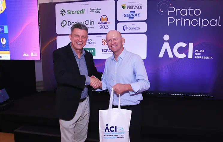 Robinson Klein, presidente da ACI e Alexandre Heineck, sócio-diretor da Docile Alimentos