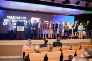 Entidades sindicais estaduais prestam homenagem ao advogado Edson Morais Garcez | Foto: Tiago da Rosa