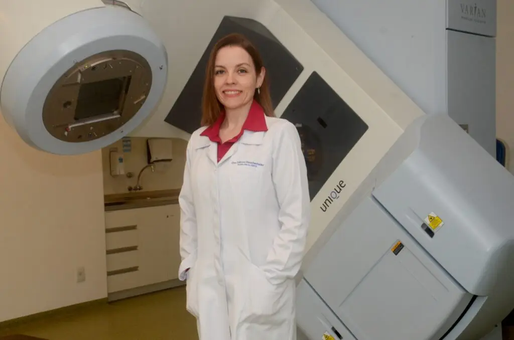 Médica Débora Weschenfelder, especialista em radioterapia