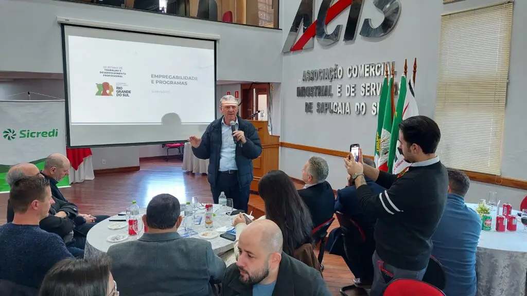 Gilmar Sossella palestra na ACIS Sapucaia do Sul