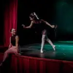 “Uma Noite de Maravilhas” leva Alice ao palco do Teatro Municipal de São Leopoldo