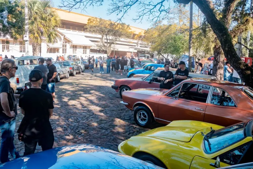 Exposição de carros antigos movimenta o Museu do Trem
