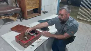O gramofone foi um dos diversos instrumentos atingidos pela enchente