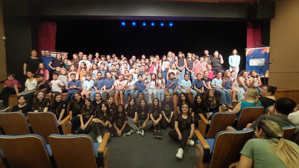 Mostra das oficinas do Projeto Canto Coral na Escola emociona alunos, professores e pais no Teatro Municipal