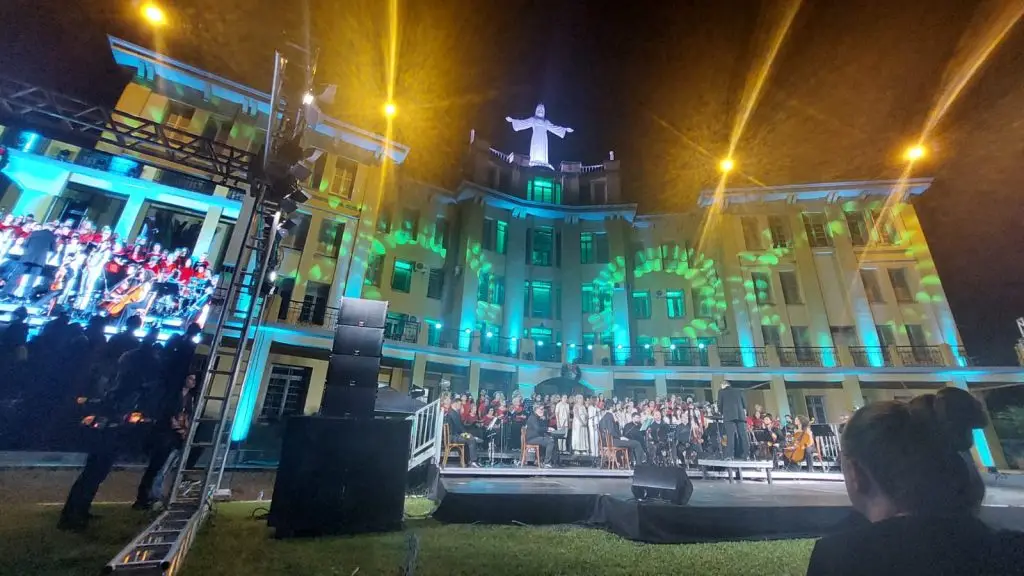 Espetáculo A Família Tannenbaum emocionou mais de 1,4 mil pessoas nessa sexta-feira, 12