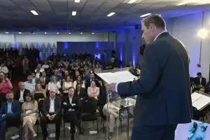 Marlos Schmidt, diretor-presidente interino da Fenac, durante a cerimônia de abertura | Foto: Diego Soares