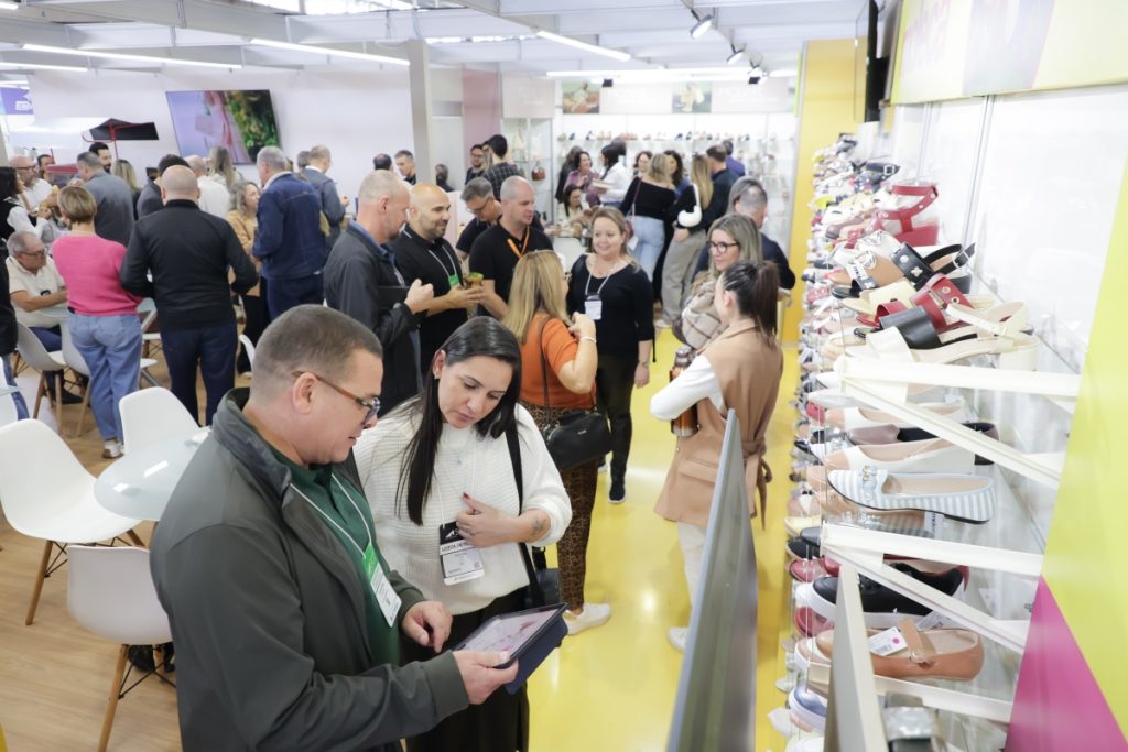 Novo Hamburgo sedia feira calçadista focada em negócios 